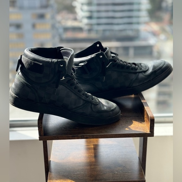 Louis Vuitton Damier Graphite High Top
Size 7.5
Still in really good shape - Picture 4 of 4